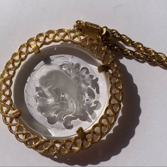 VTG Crown Trifari Zodiac Aries Intaglio Glass - Picture 3 of 6